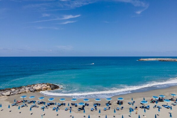 Beach nearby, free beach shuttle, sun-loungers, beach umbrellas