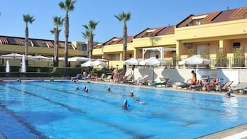 Piscina all'aperto, ombrelloni da piscina, lettini