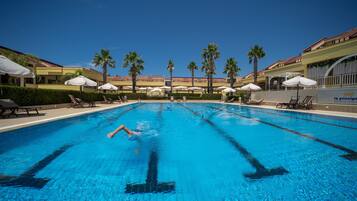 AuĂenpool, geöffnet von 09:00 Uhr bis 19:00 Uhr, Sonnenschirme