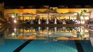 Udendørs pool, åben fra kl. 09.00 til kl. 19.00, parasoller, liggestole