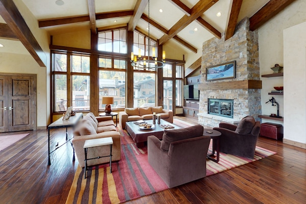 Ropa de cama de alta calidad y caja de seguridad en la habitación