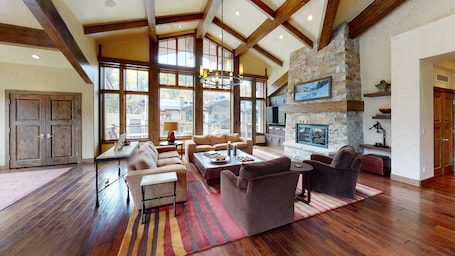 Premium bedding, in-room safe, individually decorated