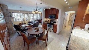 Studio (Platinum, Construction Notice) | Ruang makan