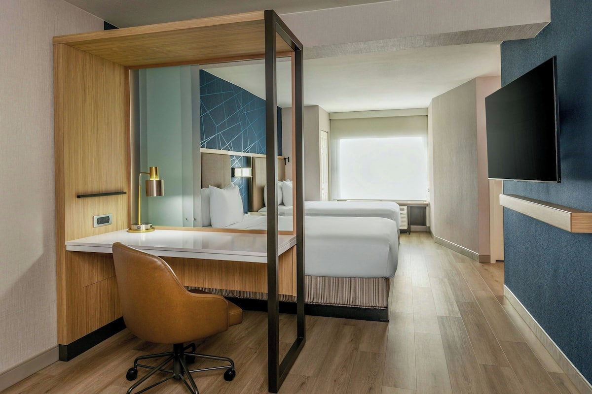 Premium bedding, in-room safe, desk, laptop workspace