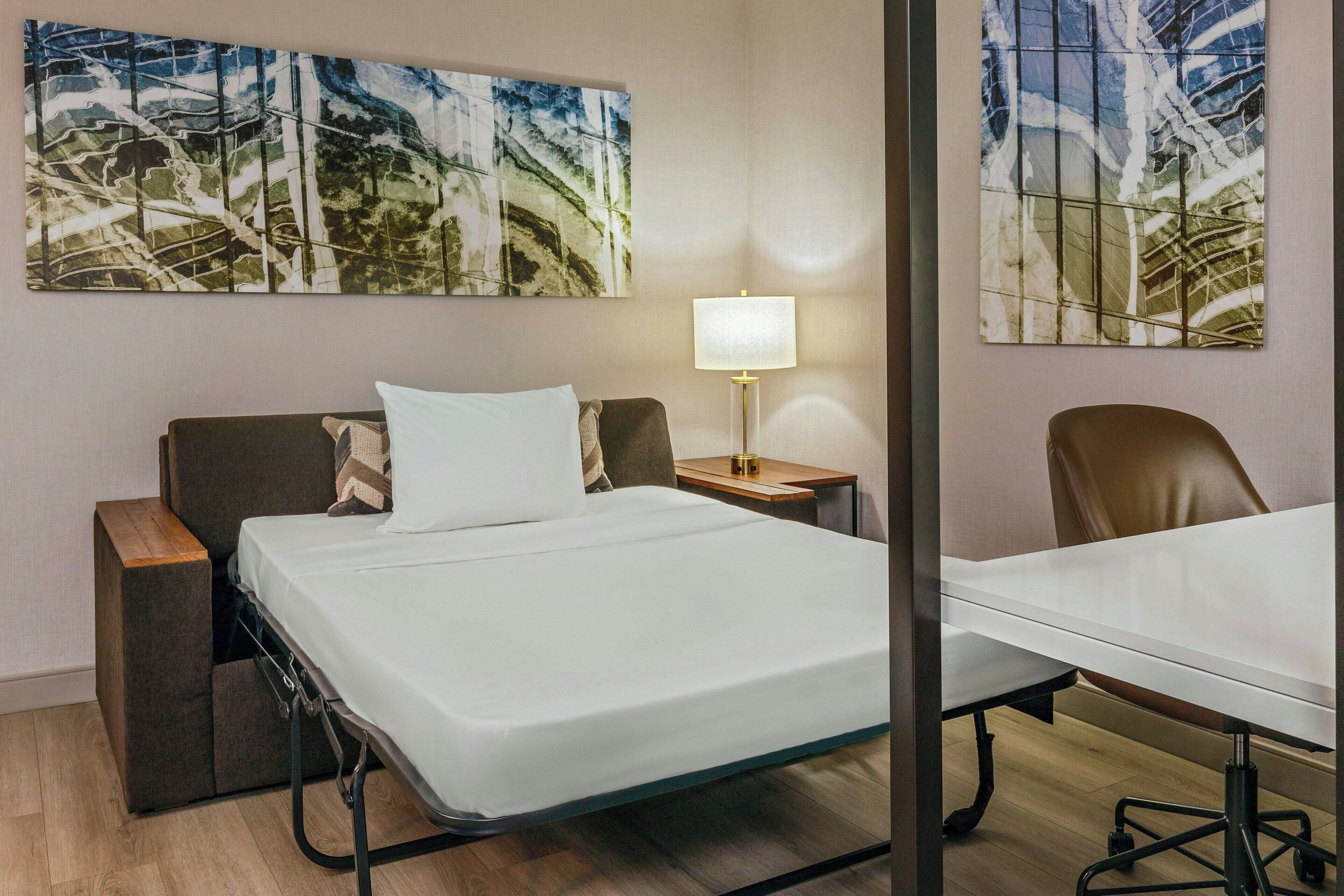 32-英寸电视 （配备卫星频道）、收费电影