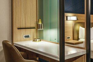 Premium bedding, in-room safe, desk, laptop workspace