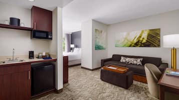 Een bureau, verduisterende gordijnen, een strijkplank/strijkijzer