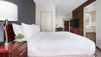 Executive Suite, 1 King Bed with Sofa bed | Desk, blackout drapes, iron/ironing board, free WiFi