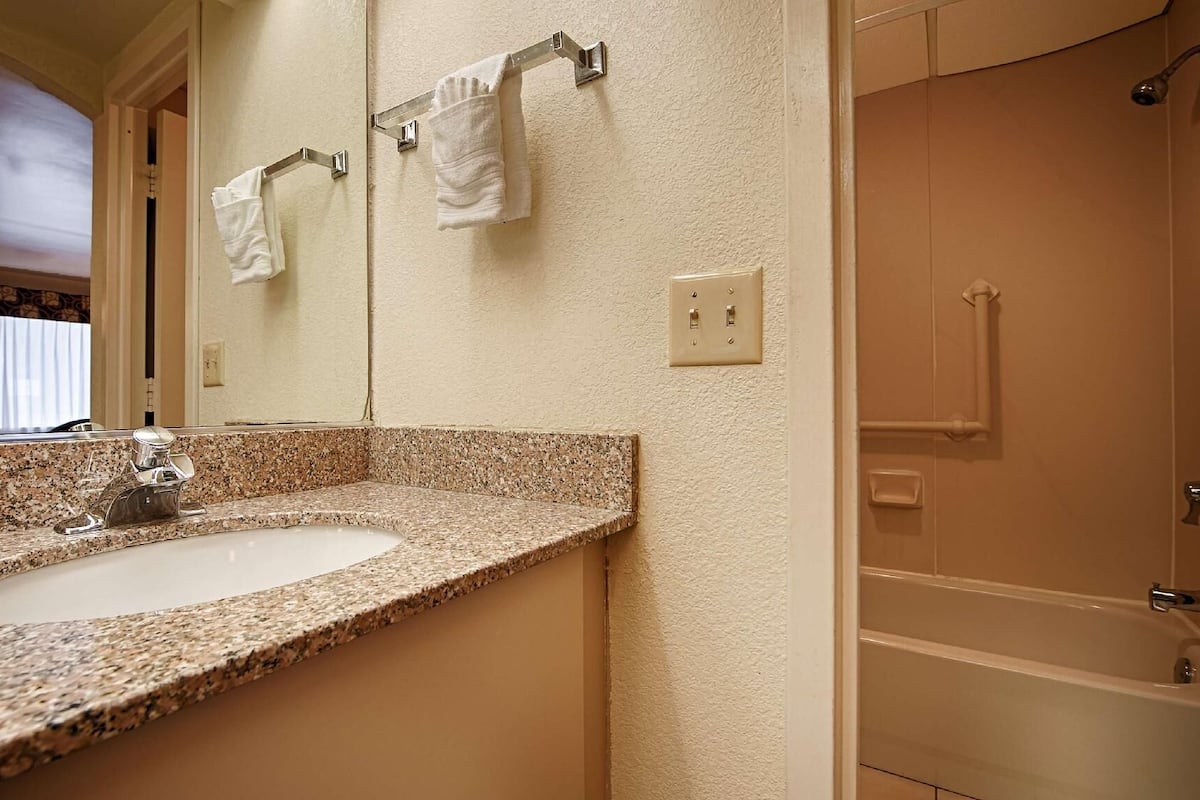 Combined shower/tub, free toiletries, hair dryer, towels