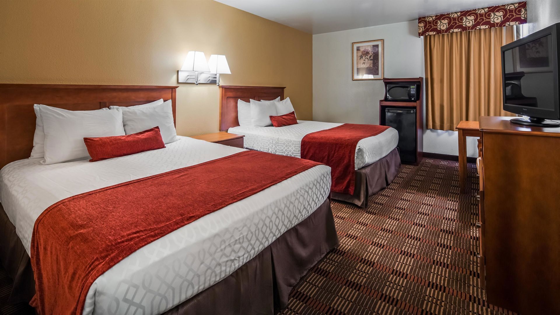 客房內保險箱、書桌、筆電工作空間、遮光布/窗簾