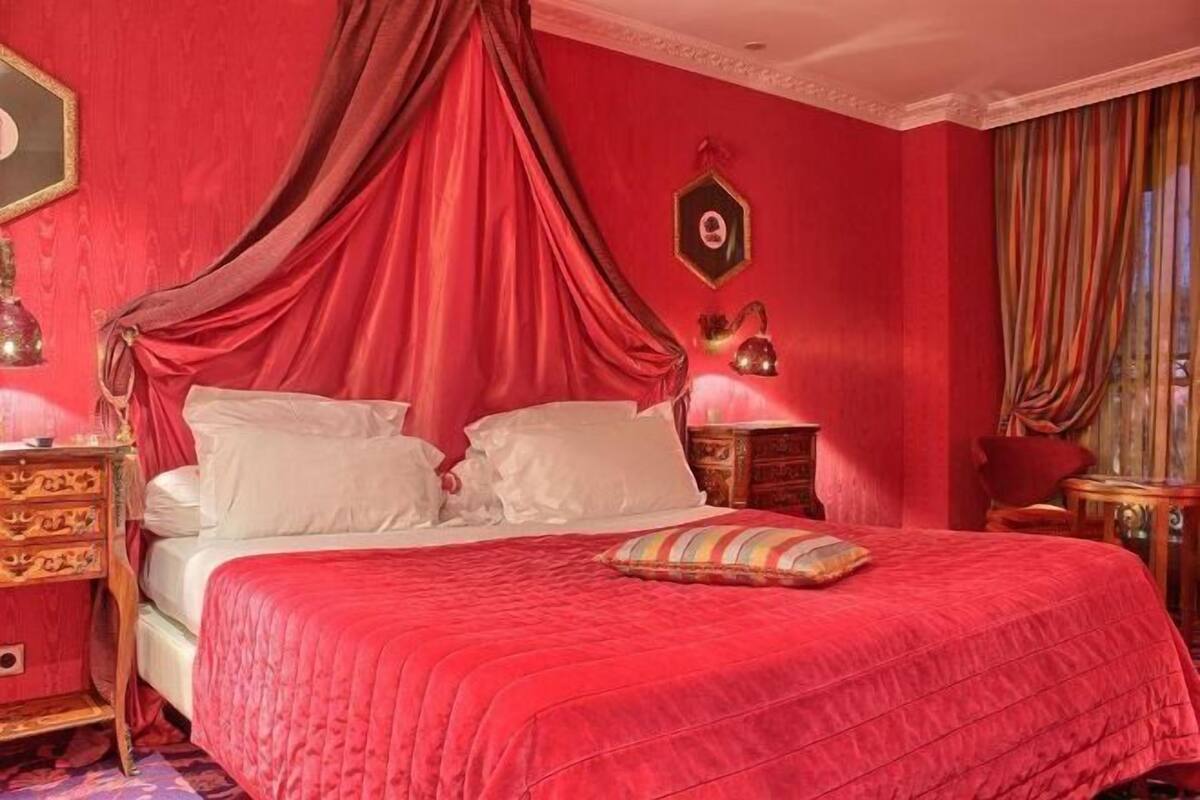 Roupas de cama premium, cofres nos quartos, escrivaninha