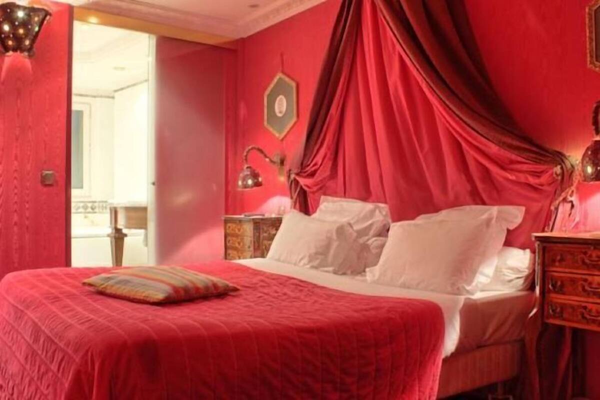 Roupas de cama premium, cofres nos quartos, escrivaninha