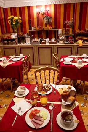 Frukostbuffé varje dag (EUR 20 per person)