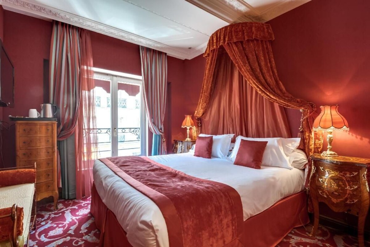 Premium bedding, in-room safe, desk, soundproofing