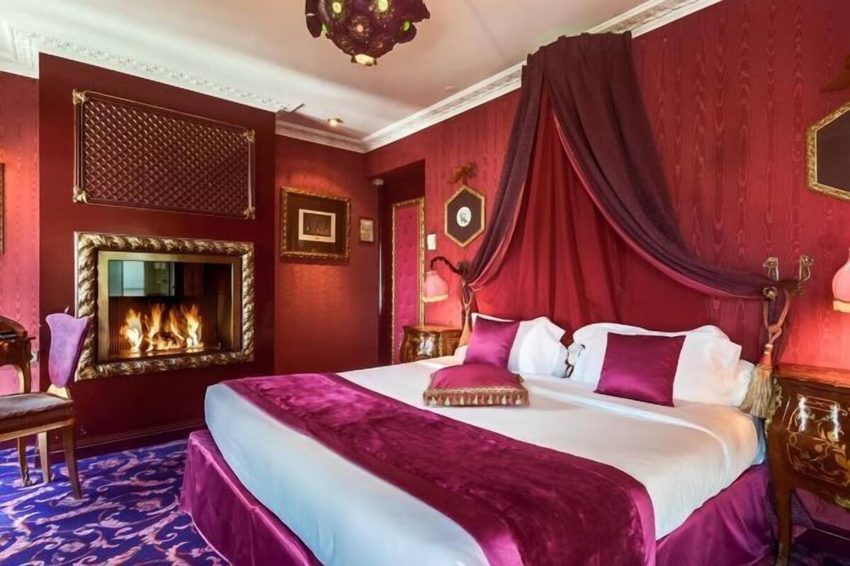 Roupas de cama premium, cofres nos quartos, escrivaninha