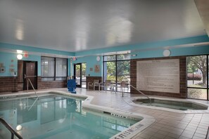Una piscina cubierta