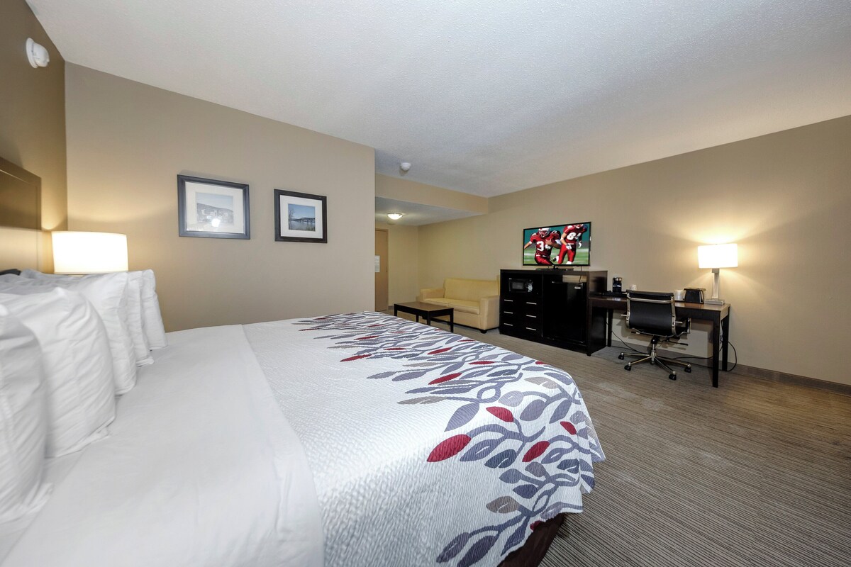 Suite, 1 King Bed, Accessible, Non Smoking | Desk, iron/ironing board, cribs (free), rollaway beds (surcharge)