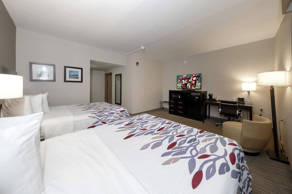 1 chambre, bureau, fer et planche à repasser, lits bébé (gratuits)