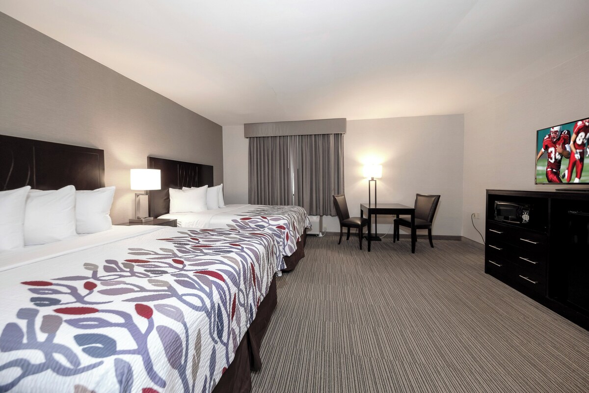 Deluxe Room, 2 Queen Beds, Non Smoking, Lake View | Desk, iron/ironing board, cribs (free), rollaway beds (surcharge)