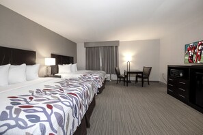 Skrivebord, strykejern/-brett og barnesenger (inkludert)