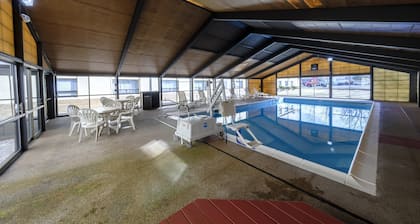 Red Roof Inn & Suites Newburgh – Stewart Airport/ West Point
