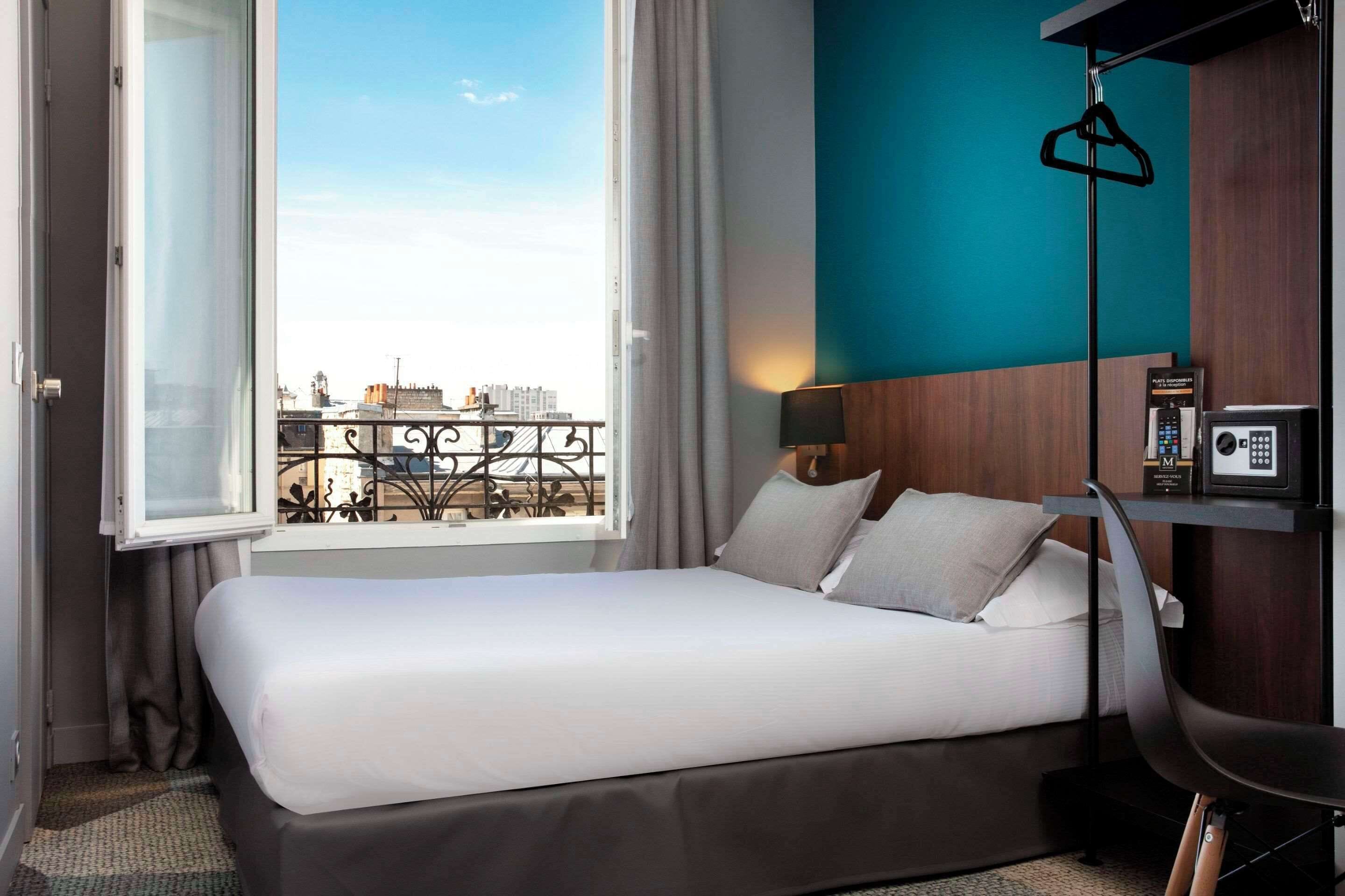 in-room safe, desk, laptop workspace, blackout curtains