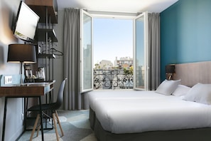 Twin Room | In-room safe, desk, laptop workspace, blackout drapes