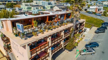 Na praia, espreguiçadeiras, guarda-sóis, toalhas de praia