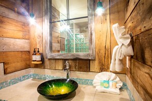 Deluxe Courtyard Room with Spa | Bathroom - Inn at Avila Beach (Avila Beach)