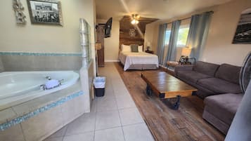 Habitació Deluxe, 1 llit de matrimoni, banyera d'hidromassatge | 1 dormitori, planxa i posts de planxar, wifi gratuïta i roba de llit