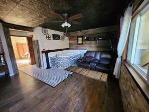 Thematic Design Suite | Iron/ironing board, free WiFi, bed sheets, alarm clocks