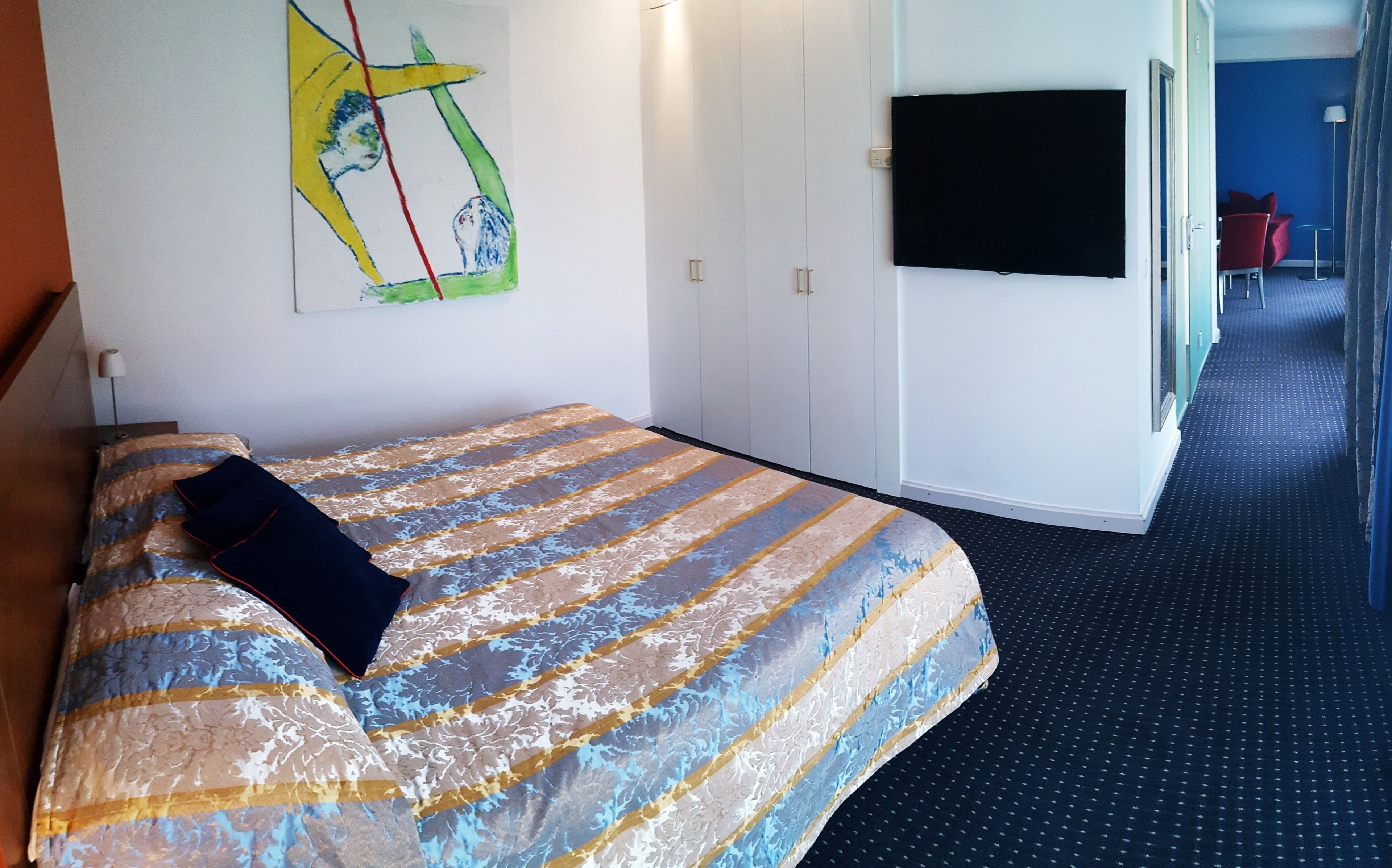 suite | hypo-allergenic bedding, minibar, in-room safe, individually decorated