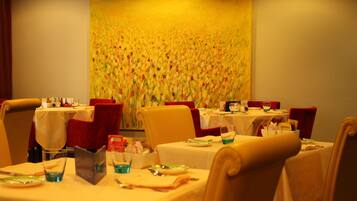 Bữa sáng buffet hàng ngày (24.00 CHF/mỗi người)