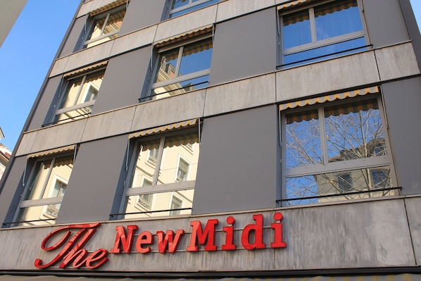 A building with a sign reading "The New Midi". - The New Midi (Geneva)