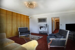 Suite | Hypo-allergenic bedding, minibar, in-room safe, individually decorated