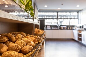 A bakery display with various breads and pastries. - Hotel Aldea Berlin Centrum (Berlin)