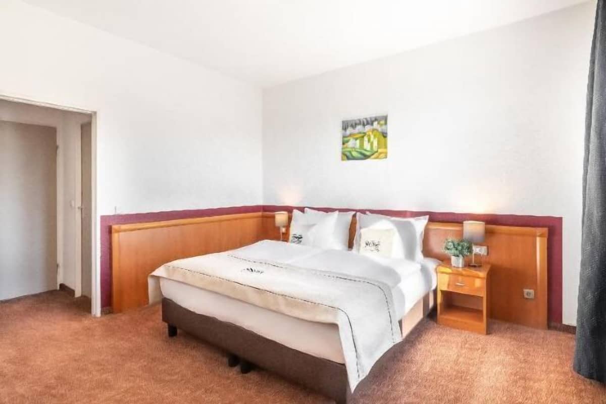 Hypo-allergenic bedding, in-room safe, desk, soundproofing