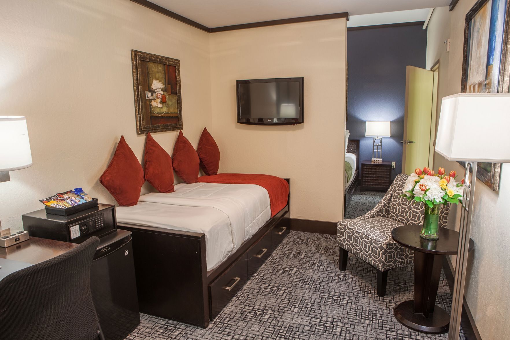 Premium bedding, minibar, in-room safe, iron/ironing board