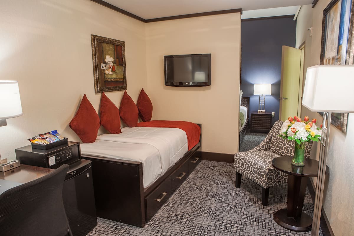 Deluxe Queen Room with a Twin Daybed | 고급 침구, 미니바, 객실 내 금고, 다리미/다리미판