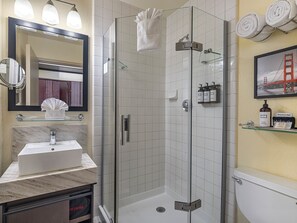 Artículos de tocador gratuitos, secador de pelo, pantuflas, toallas