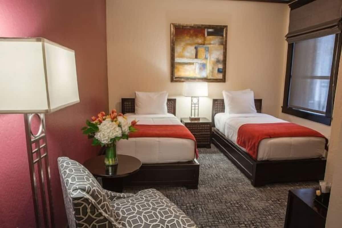 Hochwertige Bettwaren, Minibar, Zimmersafe, BĂŒgeleisen/BĂŒgelbrett