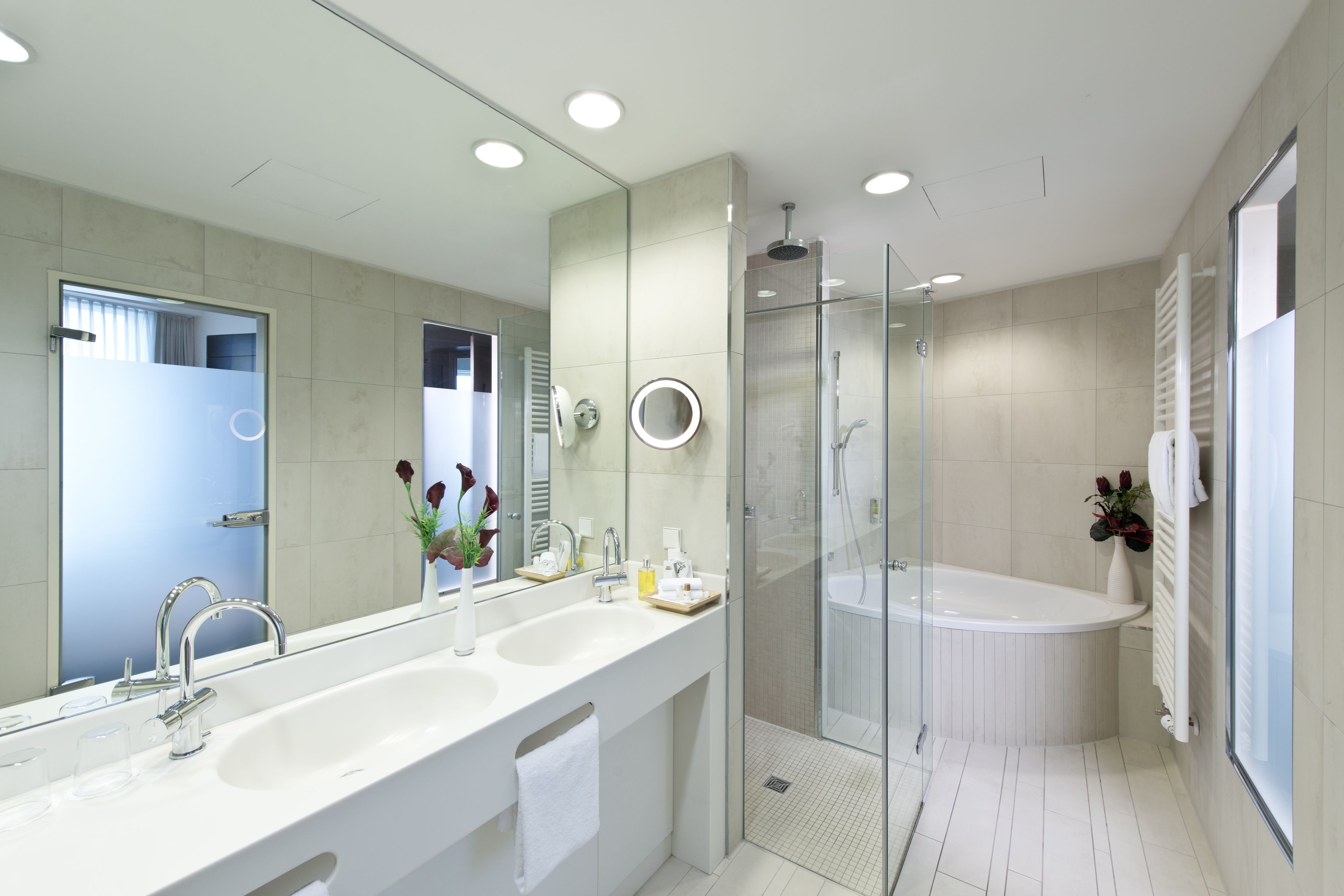 Suite | Bathroom | Shower, hair dryer, towels