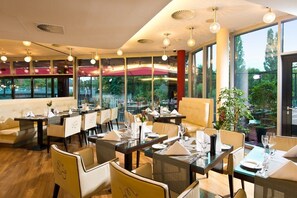 Breakfast, lunch, dinner served; Regional cuisine, alfresco dining 