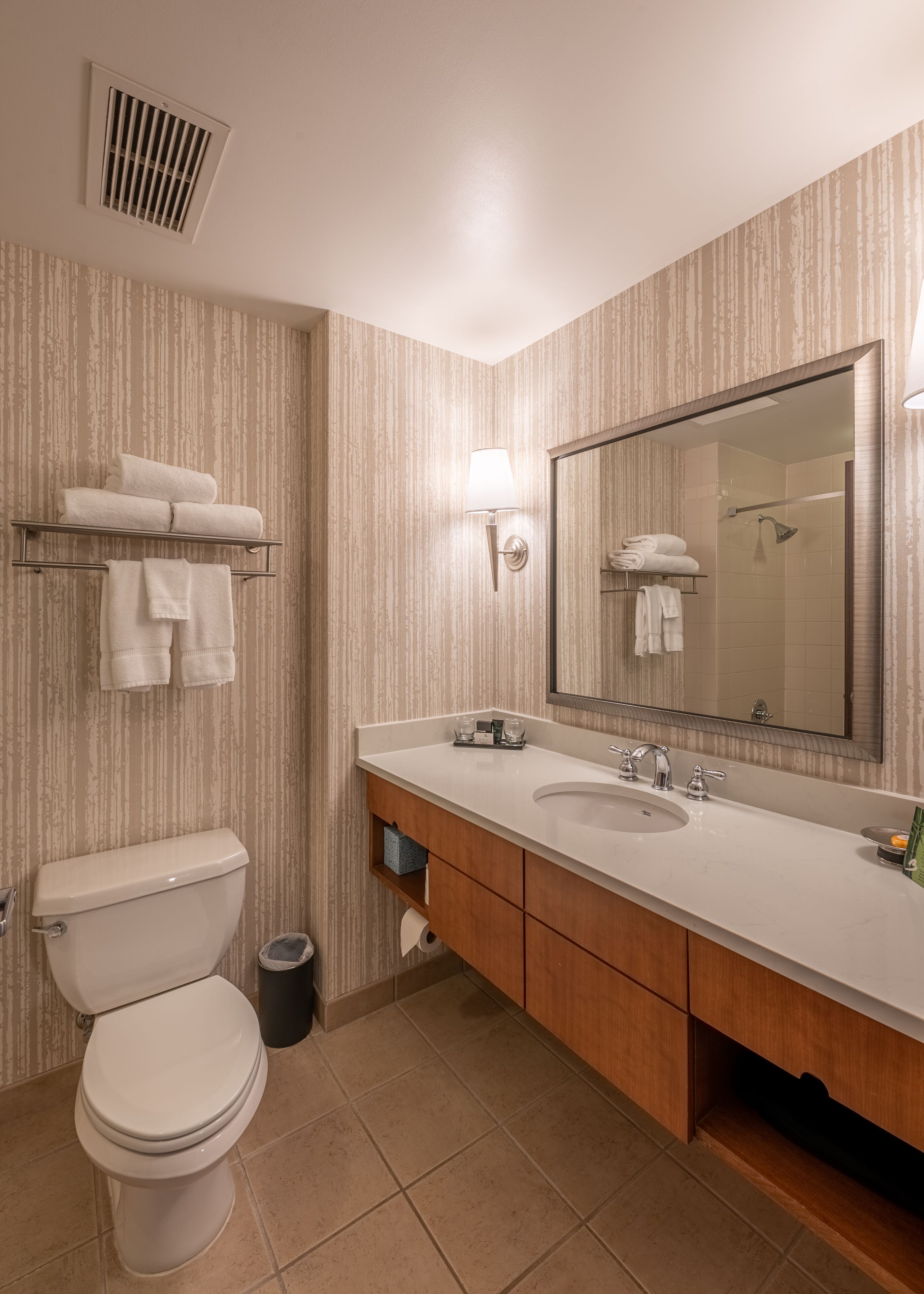 combined shower/bathtub, hydromassage showerhead, free toiletries