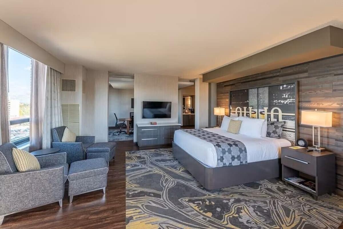 Suite, 1 cama King size y sofá cama (Conference) | Ropa de cama de alta calidad y camas con pillow-top
