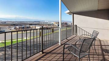 Studio Suite, 1 King Bed, Non Smoking | Premium bedding, pillowtop beds, desk, blackout drapes