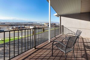 Studio Suite, 1 King Bed, Non Smoking | Premium bedding, pillowtop beds, desk, blackout drapes