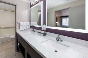 Suite, 2 Schlafzimmer, Nichtraucher (2 King Beds) | Badezimmer
