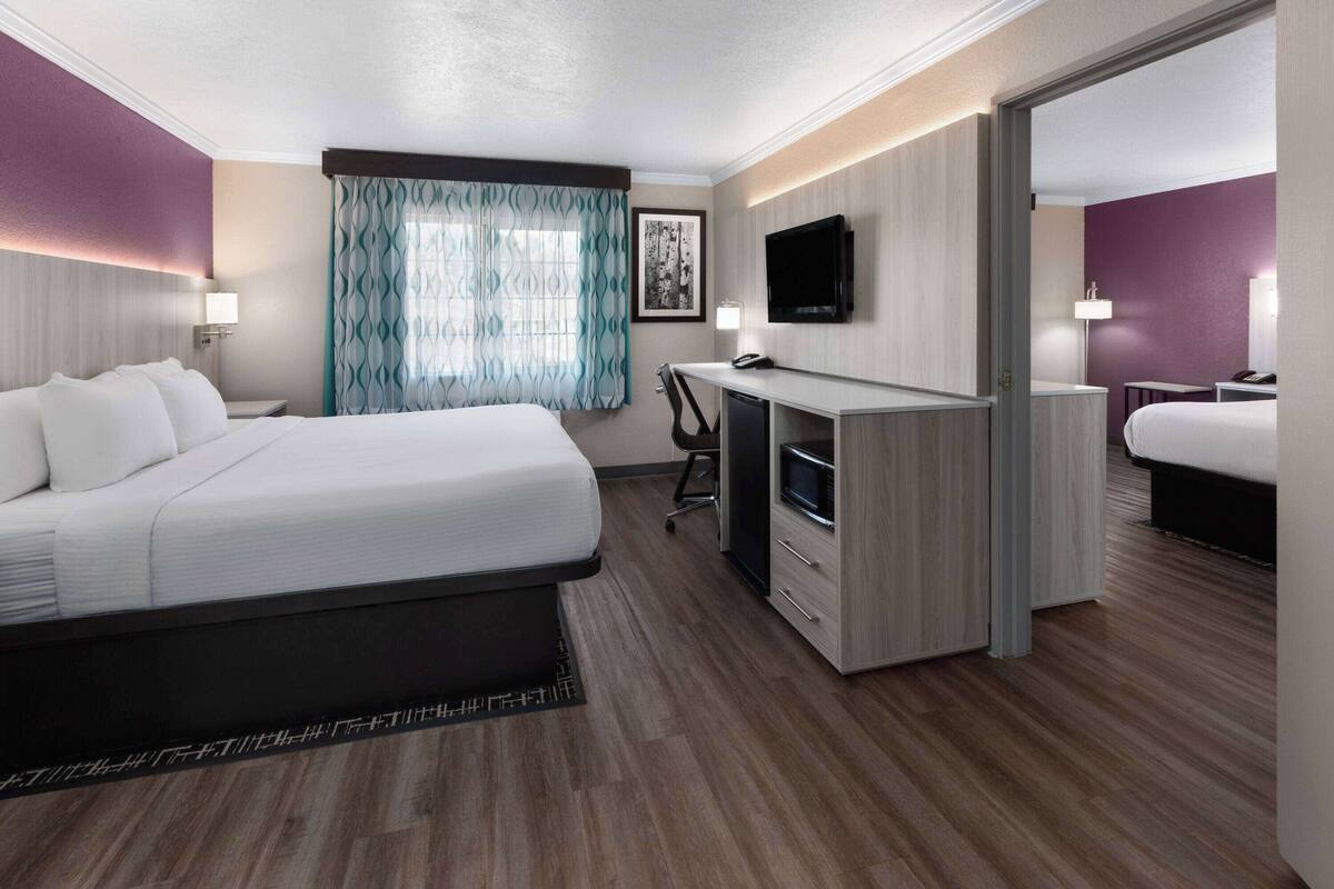 ห้องสวีท, 2 ห้องนอน, ปลอดบุหรี่ (2 King Beds) | เครื่องนอนระดับพรีเมียม, เตียงพร้อมฟูกเสริมที่นอน, โต๊ะทำงาน