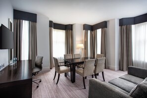 Suite Junior | Bureau, fer et planche à repasser, Wi-Fi gratuit, draps fournis